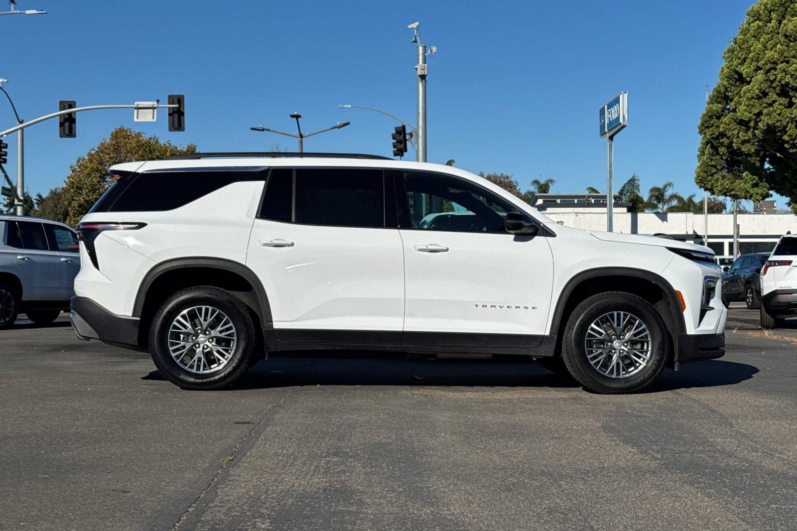 2025 Chevrolet Traverse LT